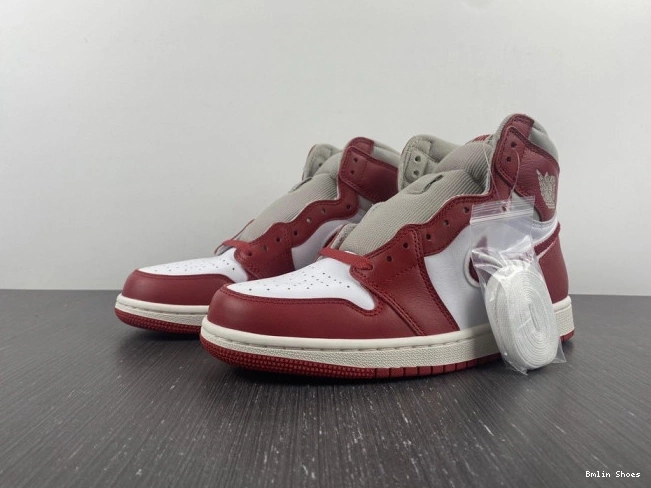 1 DJ4891-061 Newstalgia Chenille High OG Jordan (W) 0822
